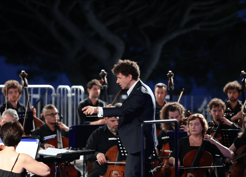 Alessandro Palumbo conducting at the Ravello Festival Sunrise Concert