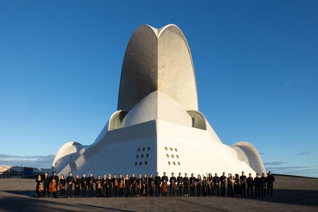 Concerto München in front of the Auditorio de Tenerife during its tour for Orfeo ed Euridice
